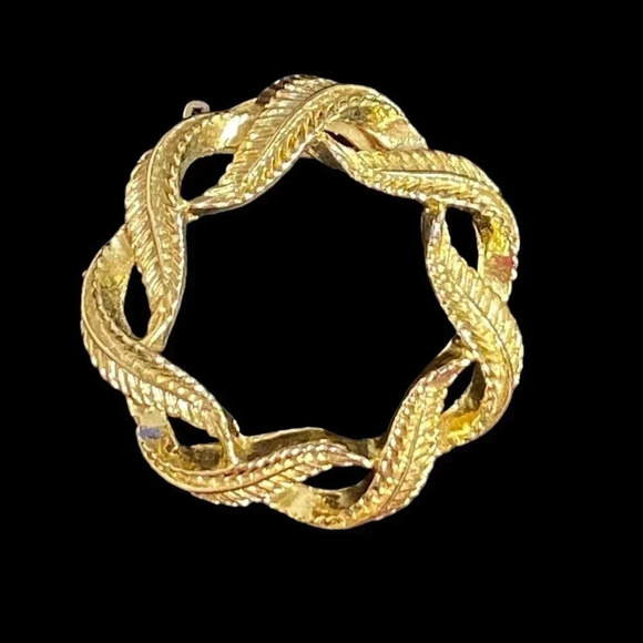Gerry's Jewelry - Vintage Gerry’s Gold Tone Leaf Wreath Brooch